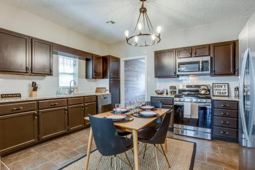 Chic Lawton Home, 5 Mins to Fort Sill! in Lawton, USA