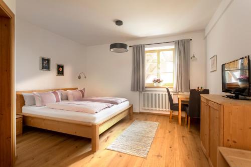 Bernhardhof - Pension, Guest-House & Apartments, Otterfing