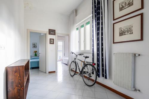 GuestHost - Viareggio Roomy Apartment with Balconies, Viareggio (Foto 7)