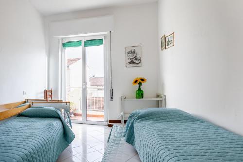 GuestHost - Viareggio Roomy Apartment with Balconies, Viareggio (Foto 8)