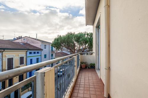 GuestHost - Viareggio Roomy Apartment with Balconies - image 5