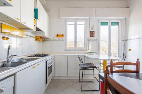 GuestHost - Viareggio Roomy Apartment with Balconies, Viareggio (Foto 4)