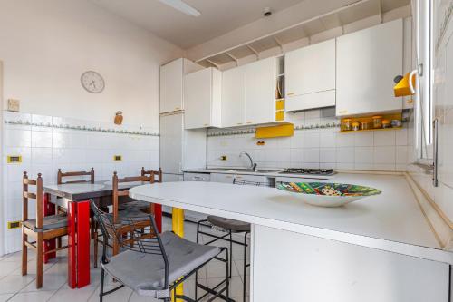 GuestHost - Viareggio Roomy Apartment with Balconies, Viareggio (Foto 6)