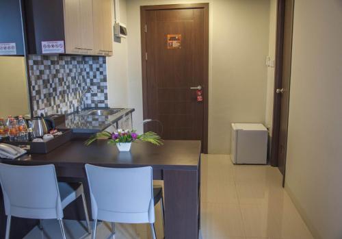 Kitchen, SKYLAND CITY HOTEL JATINANGOR in Cibiru