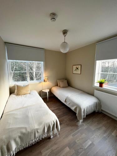 2 bedrooms, 4 beds