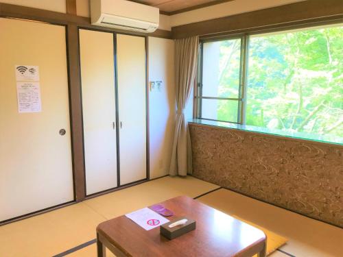 ケイズハウス箱根和室　3人部屋　共用バスルーム　専用トイレ付　マウンテンビュー　布団1〜3組