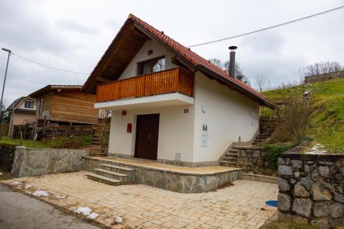 Koca na Kucarju / House on a Hill in Gradac