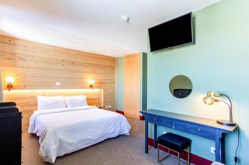 2 twin beds, 1 sofa bed