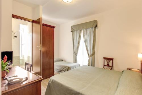 1 queen bed, 1 twin bed