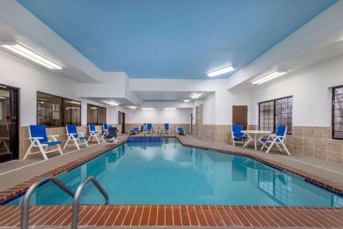 Comfort Suites Pratt - image 13