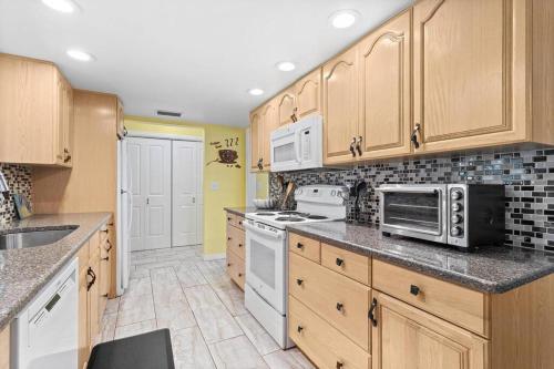 Perfect for Family Gatherings with a Heated Pool! - Clearwaters Clear Choice in Clearwater, USA