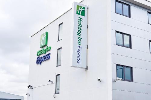 Holiday Inn Express Manchester Airport an IHG Hotel - image 8