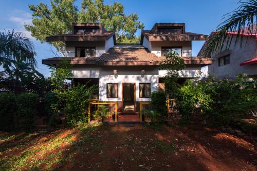 SaffronStays Breeze Over The Valley, Panchgani - pool villa with cosy interiors near Mapro Garden