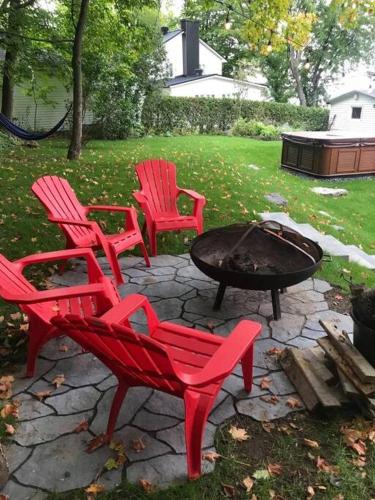 Om chalet 1 avec spa face au fleuve in Saint-Jean-de-l'Île-d'Orléans