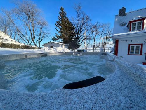 Om chalet 1 avec spa face au fleuve in Saint-Jean-de-l'Île-d'Orléans