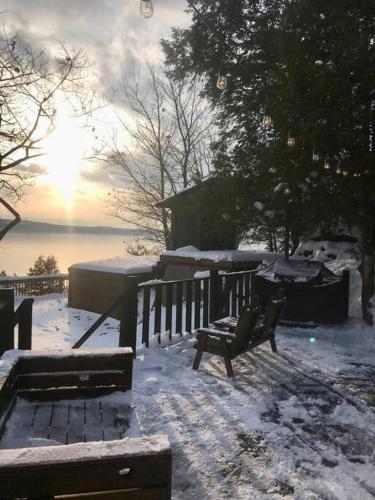 Om chalet 2 avec spa et foyer bordé du fleuve (Om chalet 2 avec spa et foyer borde du fleuve) in Beaumont (QC)