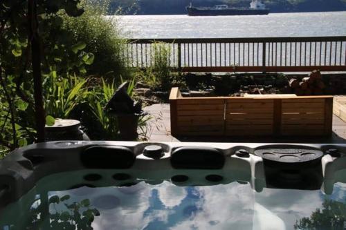Om chalet 2 avec spa et foyer bordé du fleuve (Om chalet 2 avec spa et foyer borde du fleuve) in Beaumont (QC)