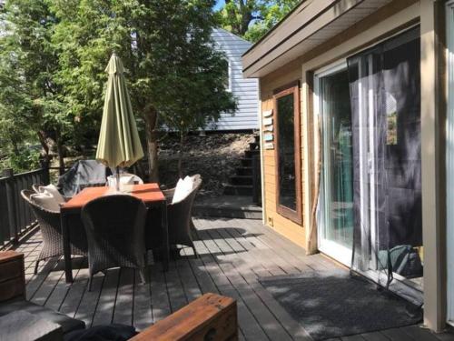 Om chalet 2 avec spa et foyer bordé du fleuve (Om chalet 2 avec spa et foyer borde du fleuve) in Beaumont (QC)
