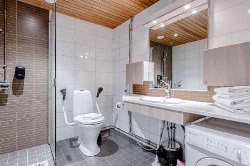Bathroom, Holiday Club Caribia in Turku