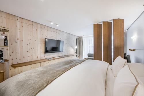 1 king bed, 1 sofa bed