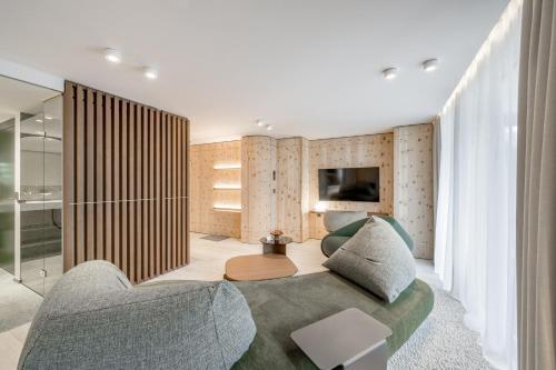 1 king bed, 1 sofa bed