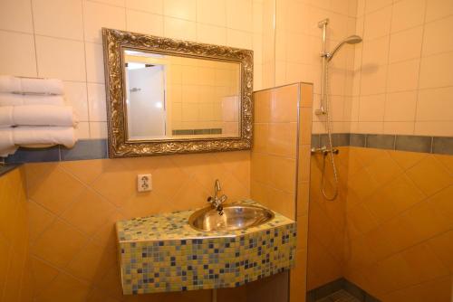 Hotel Buren - main image