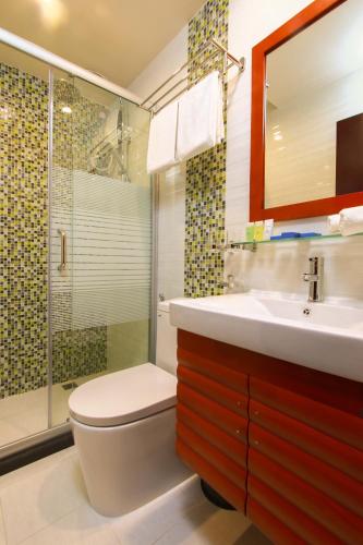 Deluxe King Room image 6