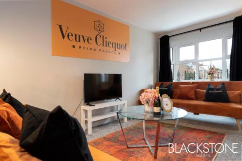 Champagne House - 4 Bed Property plus 2 sofa beds by BPNE