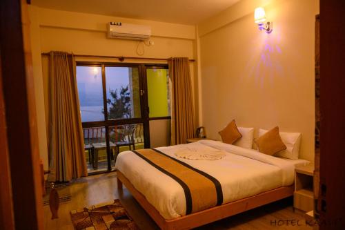 Deluxe Double Room with Balcony image 9