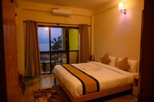 Deluxe Double Room with Balcony image 8