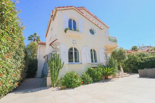 SOUS BOIS Charming villa with nice outdoor area & Jacuzzi at 200m from beaches of Juan
