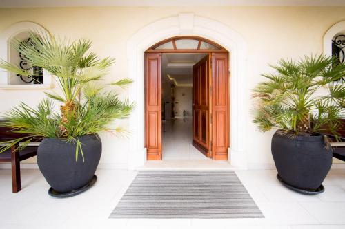 Exterior view, EL PARADISIO Splendid 5 STARS Villa atypical in Antibes with overflowing swiming pool in Maure