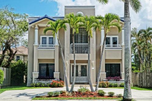 Beachwalk Villa with POOL 5 bed/3 bath in Hollywood, USA