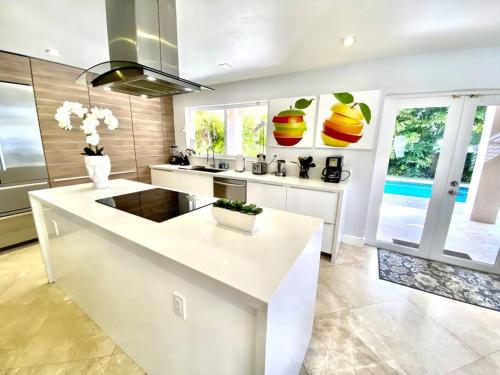 Beachwalk Villa with POOL 5 bed/3 bath in Hollywood, USA