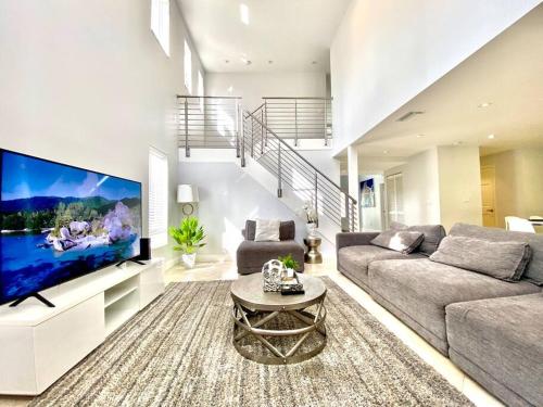 Beachwalk Villa with POOL 5 bed/3 bath in Hollywood, USA