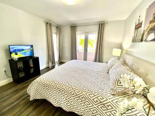 Beachwalk Villa with POOL 5 bed/3 bath in Hollywood, USA