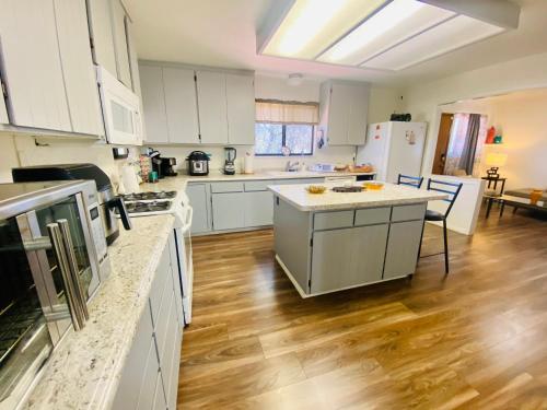 المرافق, Family friendly, 3 bedroom house, with king bed for up to 15 - BBQ - Internet - jet tub in Auburn