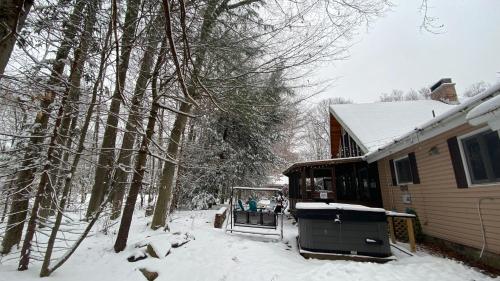 Spacious Getaway, AC, Hot tub, Game room - 15 Min to Camel Back Ski and Water Parks - Chalet - Pocono Country Place