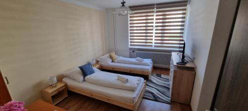 2 twin beds