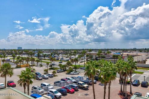 Sleeps 4: Family-Friendly Beach Condo and Resort in Daytona Beach, USA