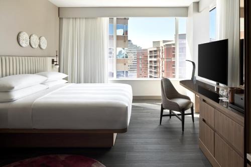 Guest room, 1 King, City view, Corner room