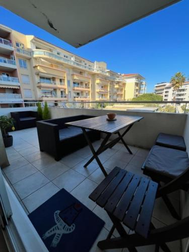 Terrasse près de la plage - Location saisonnière - Antibes