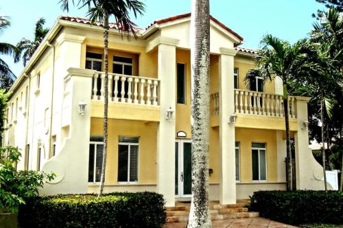 LUXURY FAMILY VILLA with POOL 5 bed/4 bath in Hollywood, USA
