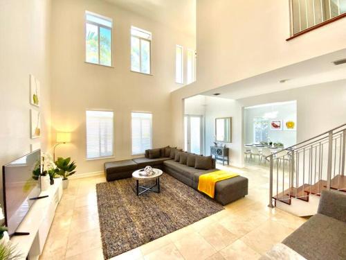 LUXURY FAMILY VILLA with POOL 5 bed/4 bath in Hollywood, USA