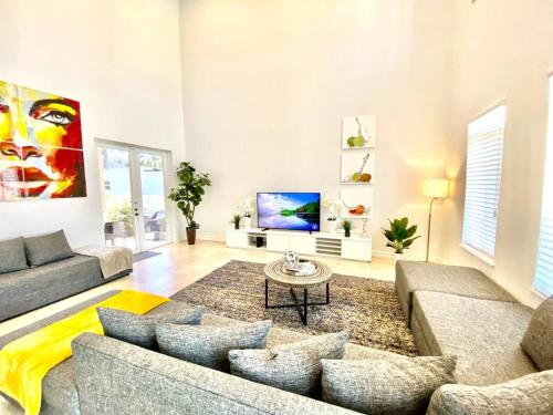 LUXURY FAMILY VILLA with POOL 5 bed/4 bath in Hollywood, USA
