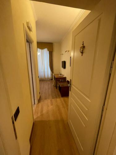 Le Petit Real - image 11