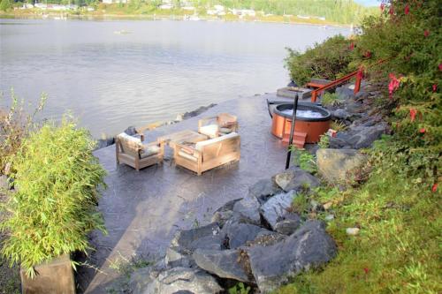 Waterfront Hot Tub Firepit King Bed - 6H in Ucluelet, Canada