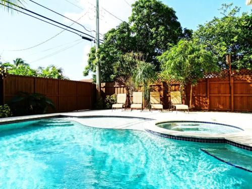NEW FAMILY VILLA WITH POOL in Hollywood, USA