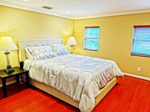 NEW FAMILY VILLA WITH POOL in Hollywood, USA