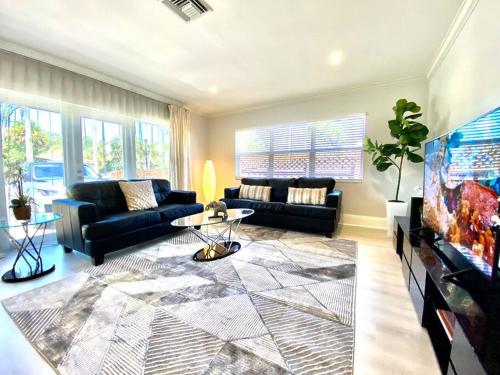NEW FAMILY VILLA WITH POOL in Hollywood, USA